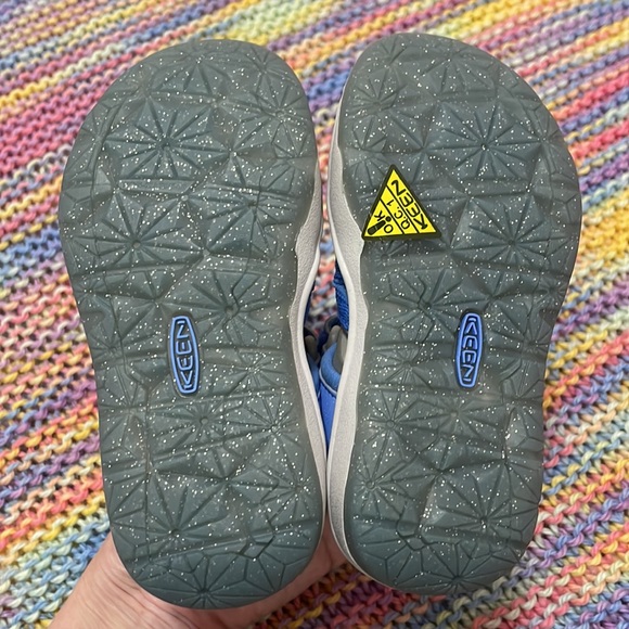 KEEN NWT toddler girl size 8 blue shimmer Moxie sandals with velcro strap. - Picture 8 of 9
